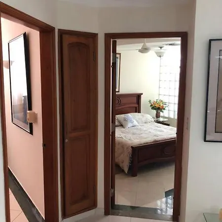 Luxury 2 Rooms, Jacuzzi, Excellent Location.