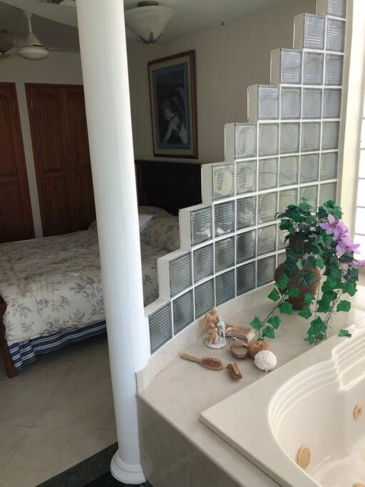 Luxury Apart 2 Rooms, Jacuzzi, Excellent Location.