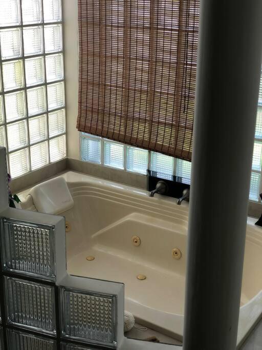Luxury Apart 2 Rooms, Jacuzzi, Excellent Location. *