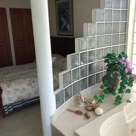 Luxury 2 Rooms, Jacuzzi, Excellent Location.