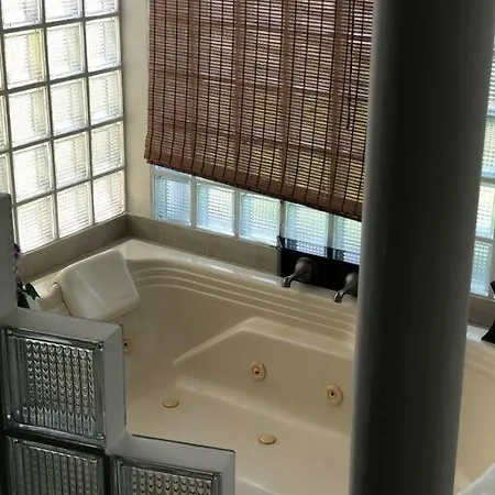 Luxury 2 Rooms, Jacuzzi, Excellent Location. *